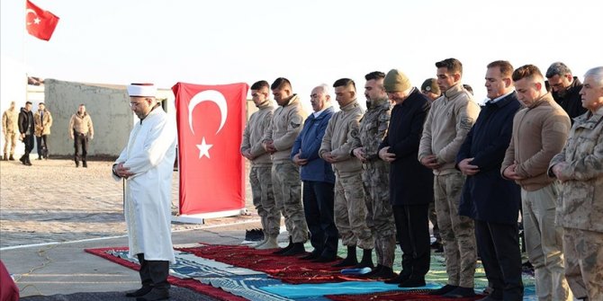 Bakan Soylu, bayram namazını Yüksekova'daki üs bölgesinde askerlerle kıldı