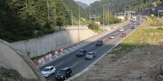 Bolu Dağı'nda bayramın ilk gününde akıcı trafik yoğunluğu sürüyor