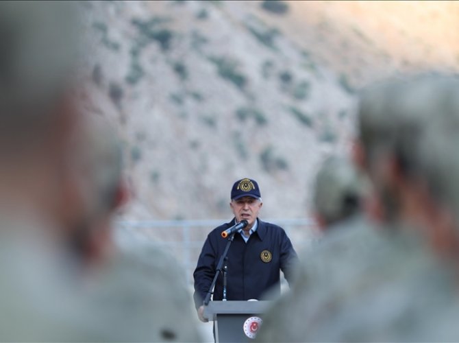 Bakan Akar, Yunanistan’a ateş püskürdü: Tarihten ders alın, akıllı olun!