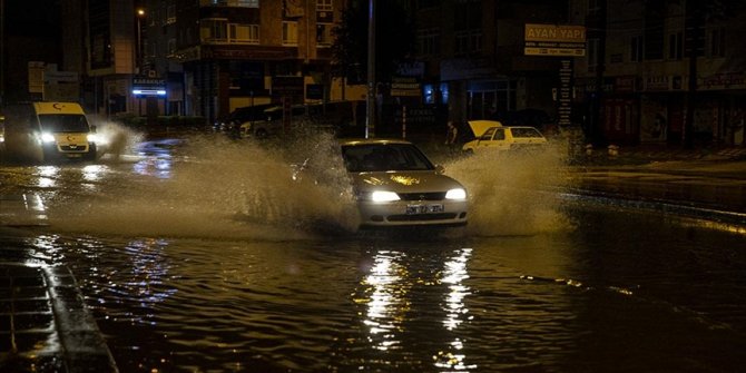 Başkentte gök gürültülü sağanak etkili oldu