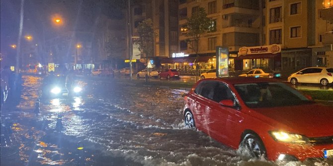 Balıkesir'de sağanak hayatı olumsuz etkiledi