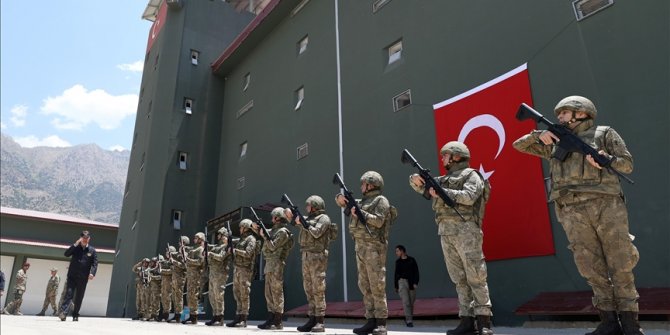 Bakan Akar ve beraberindeki TSK komuta kademesi, güvenlik korucularının bayramını kutladı