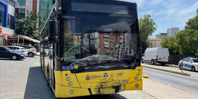İstanbul'da İETT otobüsünün karıştığı kazada 3 kişi yaralandı