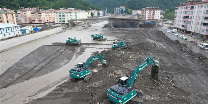 Kastamonu'da selin izinin silinmesi için Kurban Bayramı'nda da çalışmalar sürüyor