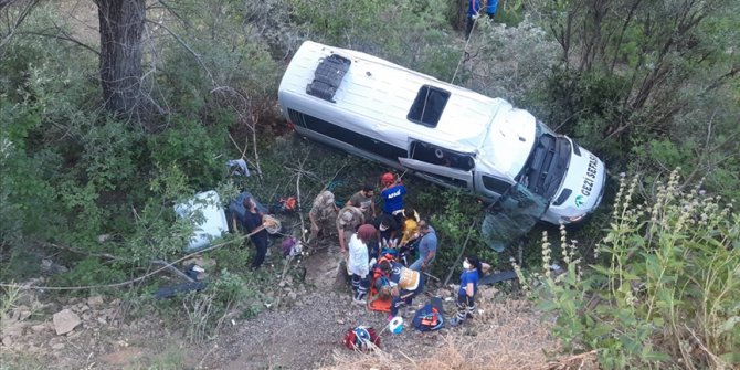 Tunceli'de minibüsün şarampole devrilmesi sonucu 19 kişi yaralandı