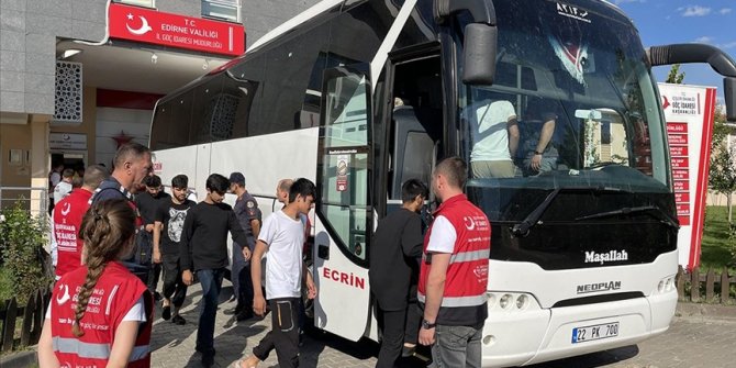 Sınır dışı edilecek 260 Afganistan uyruklu, Edirne'den İstanbul'a gönderildi