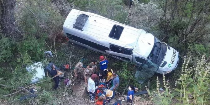 Tur minibüsü devrildi: 3'ü ağır 19 yaralı