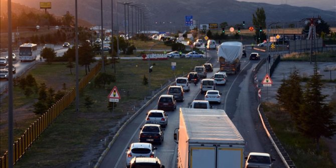 "Kilit kavşak" Kırıkkale'de bayramın son gününde dönüş hareketliliği başladı
