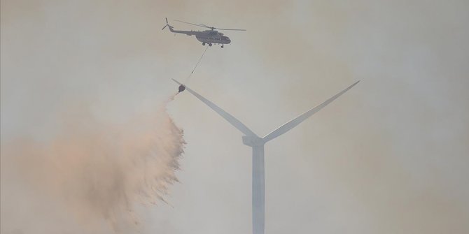 Çeşme'de makilik alanda çıkan yangına müdahale ediliyor