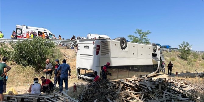 Denizli'de tur otobüsü şarampole devrildi