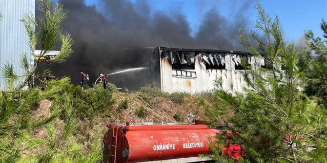 Osmaniye'de katı atık bertaraf tesisinde çıkan yangına müdahale ediliyor