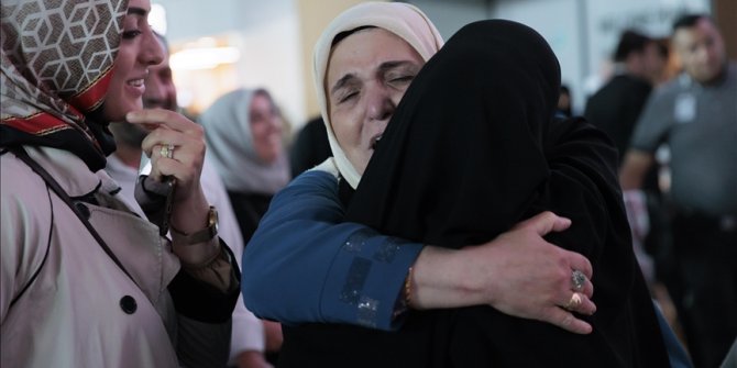 Yurda dönen ilk hacı kafilesi İstanbul Havalimanı'nda gözyaşlarıyla karşılandı
