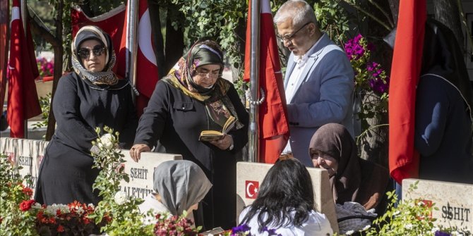 15 Temmuz Demokrasi Şehitliği ile Polis Şehitliği'nde anma programı düzenlendi