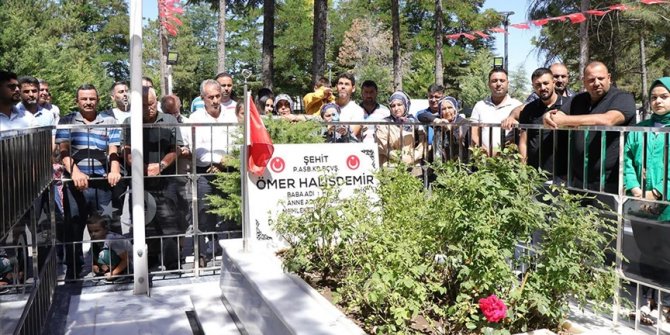 15 Temmuz kahramanı şehit Ömer Halisdemir'in kabrinde ziyaretçi yoğunluğu