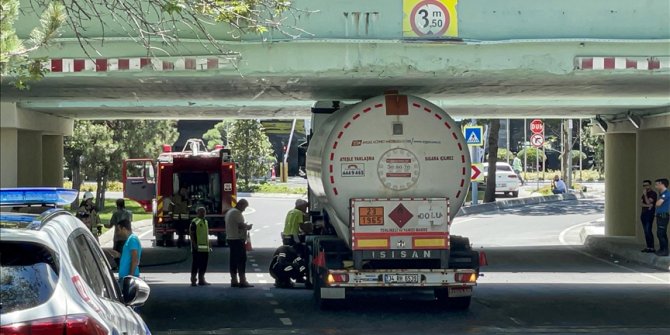 Bakırköy'de köprüye sıkışan tır 1,5 saatlik çalışmayla kurtarıldı