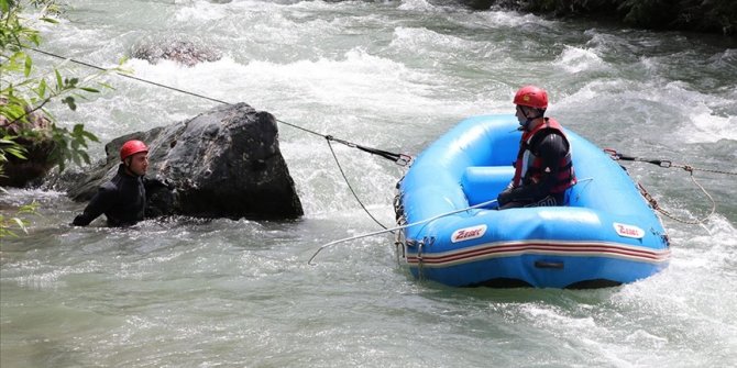 Müküs Çayı'na düşen hemşire 30 kilometrelik mesafede aranıyor
