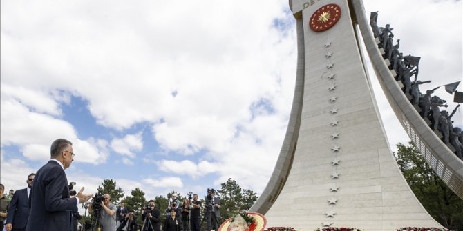 Cumhurbaşkanı Yardımcısı Oktay 15 Temmuz Anıtı'na çelenk bıraktı