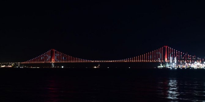 Osmangazi Köprüsü 15 Temmuz şehitleri için kırmızı beyaz ışıklarla aydınlatıldı
