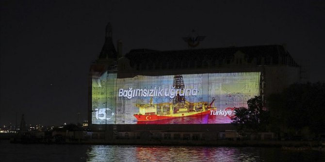 İstanbul'un simge binalarına 15 Temmuz görselleri yansıtıldı