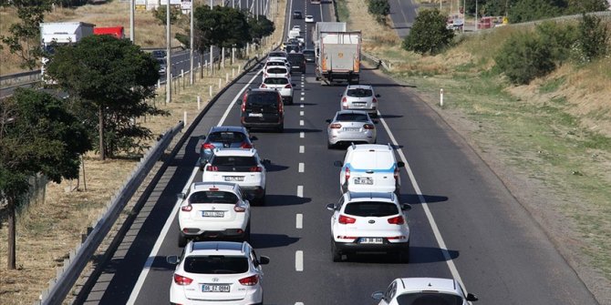 Tekirdağ-İstanbul kara yolunda tatil dönüşü yoğunluğu