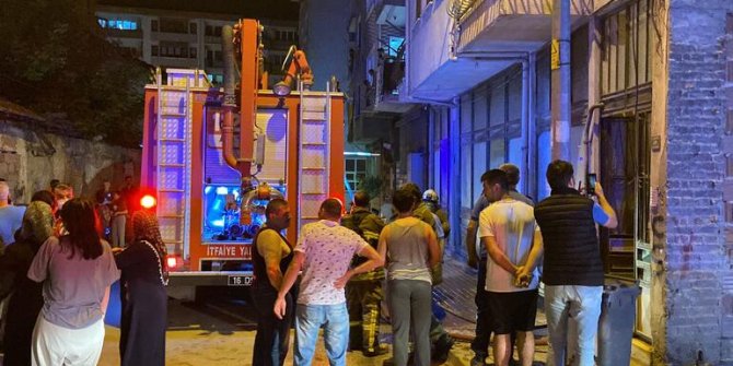 Barakada çıkan yangın binaya sıçradı, mahalleli sokağa döküldü