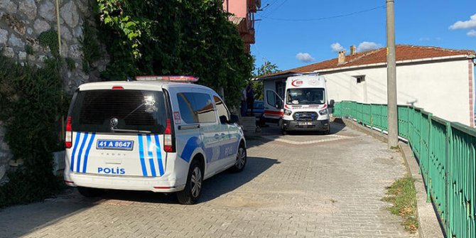 Evin salonunda çıplak halde ölü bulundu