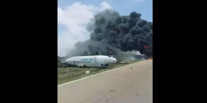Somali'de iniş yapan yolcu uçağı ters döndü
