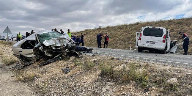 Yozgat'ta otomobil ile hafif ticari araç çarpıştı: 2 ölü, 4 yaralı