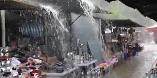 Sinop'ta sağanak kent merkezinde su baskınlarına neden oldu