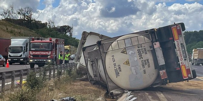 İstanbul'da kimyasal madde yüklü tanker devrildi