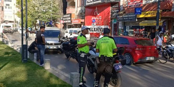 Çaldığı hafif ticari araçla ters yöne girip, genç kıza çarptı