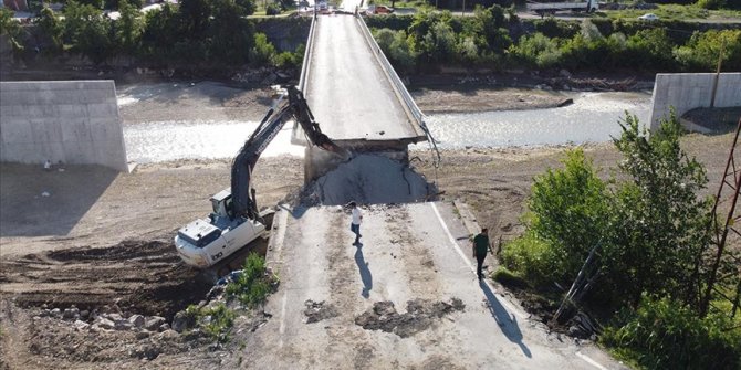 Bartın'da selde hasar gören köprü yıkılıyor