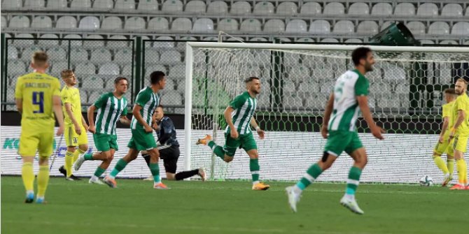 Konyaspor 10 kişiyle tur kapısını araladı