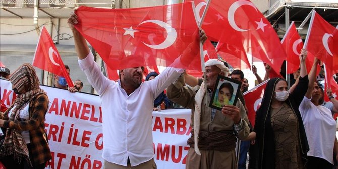 Hakkari'de çocukları dağa kaçırılan aileler HDP İl Başkanlığı önünde eylem yaptı