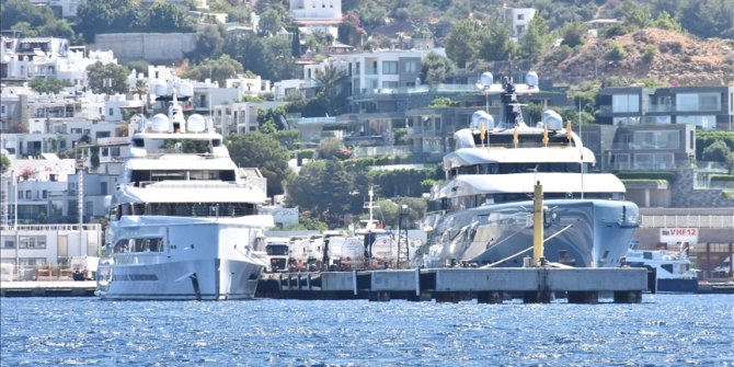 Mega yatlar Bodrum'da yakıt ikmali yaptı