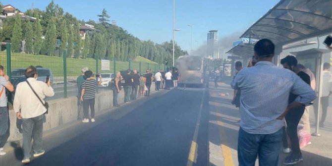 İstanbul Kadıköy'de metrobüste çıkan yangın seferleri aksattı
