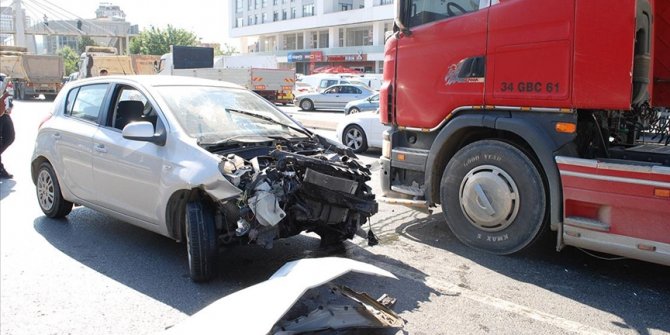 Çekmeköy'de 3 aracın karıştığı kaza nedeniyle trafik yoğunluğu oluştu