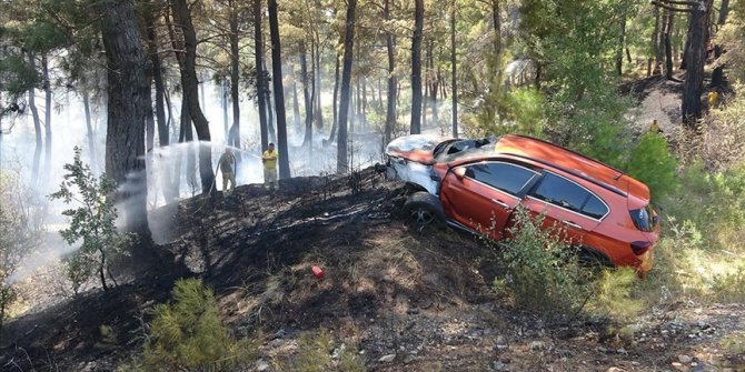 Çanakkale'de kaza yapan araçta başlayıp ormana sıçrayan yangına müdahale ediliyor