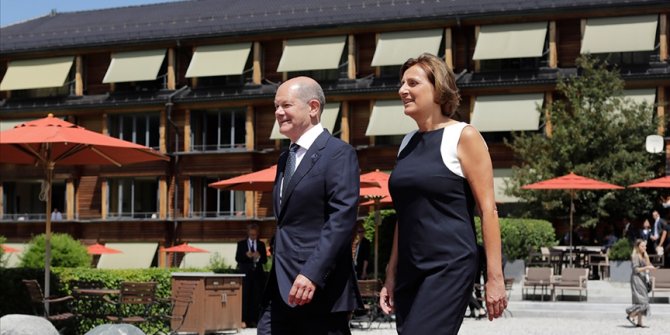 Almanya Başbakanı Scholz'un eşinin çöpe attığı gizli belgeleri komşuları buldu