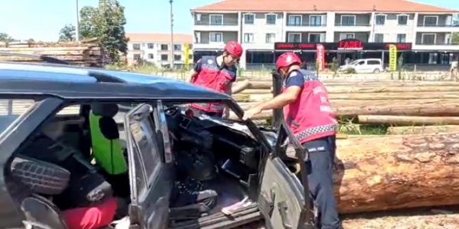 Polisten kaçarken tomruklara çarptı: 3 yaralı