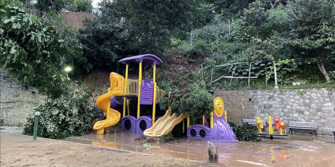 Rize'de toprak kayması sonucu çocuk parkı zarar gördü