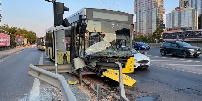 Üsküdar'da İETT otobüsü bariyerlere saplandı