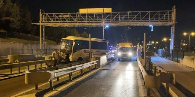 Esenyurt’ta servis midibüsü gişelere çarptı: 1’i ağır 7 yaralı