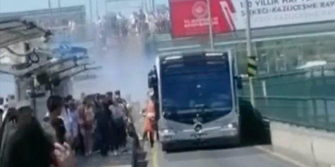 İstanbul'da duman çıkararak arızalanan metrobüsün yolcuları tahliye edildi