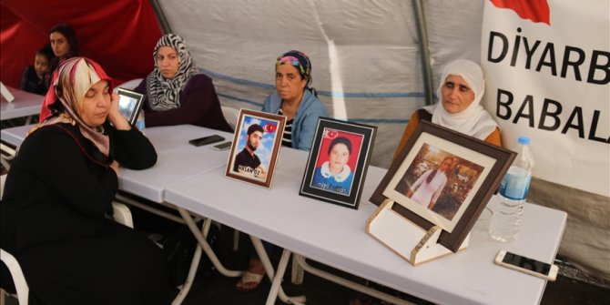 Diyarbakır anneleri kavurucu sıcakta da evlat nöbetinde