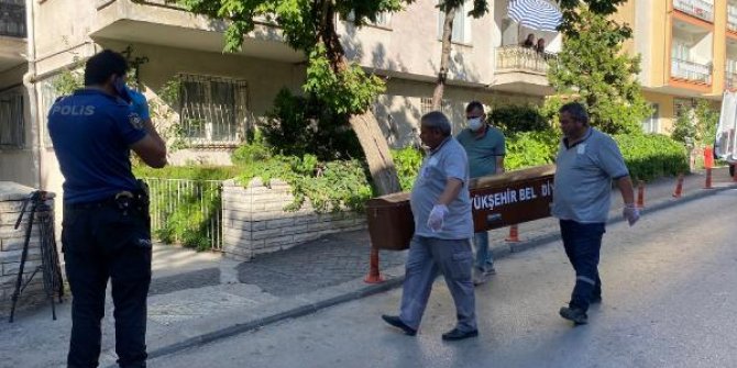 Kötü koku ihbarına gelen polis cesetle karşılaştı