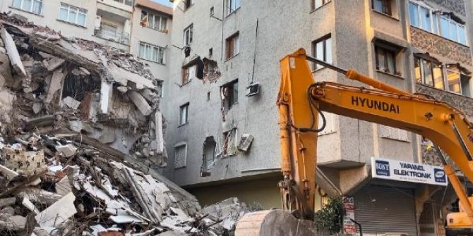 Bahçelievler'de yıkımı yapılan binadan kopan beton parça yandaki binaya zarar verdi