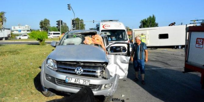 Manavgat'ta servis midibüsü ile kamyonet çarpıştı: 5 yaralı