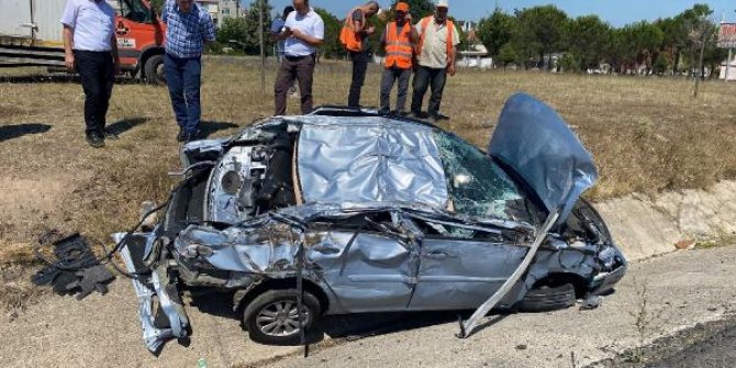 TIR'ın çarpması sonucu demir yığını haline dönüşen otomobilde mucize kurtuluş