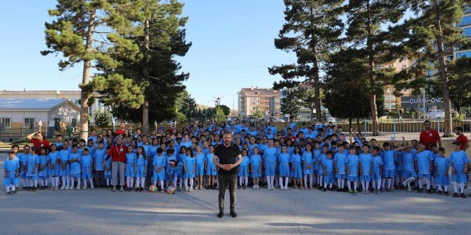 Binlerce Çocuğa Spor Malzemesi